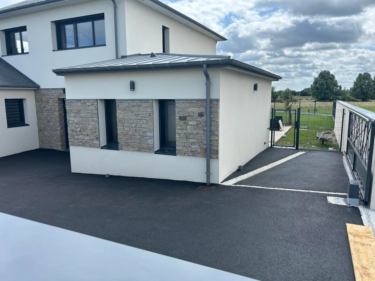 Pose d'enrobé allée de maison neuve à Pleugueneuc — ERWAN TP terrassier