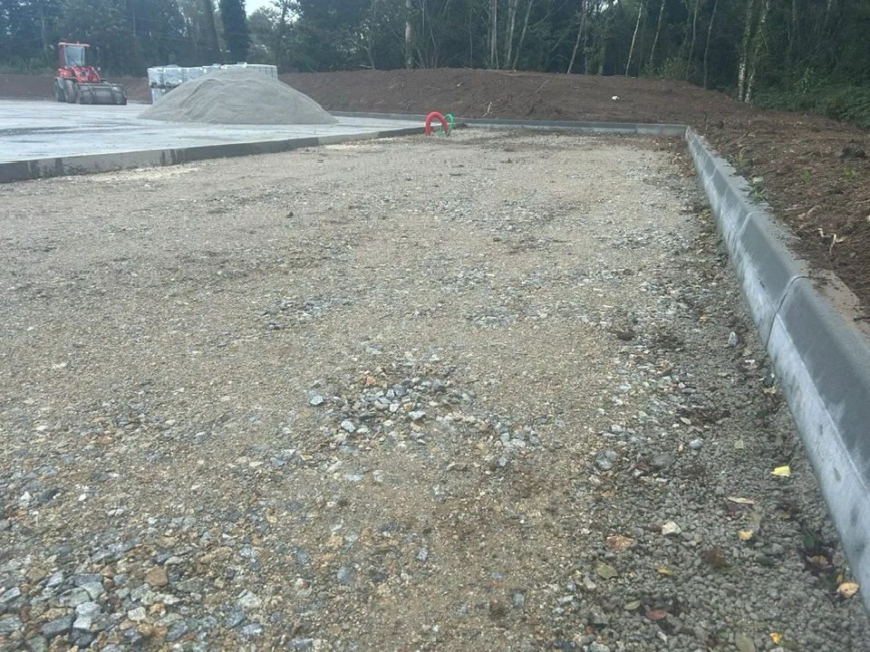 Terrassement avec pose de bordures béton à Pleugueneuc — ERWAN TP terrassier